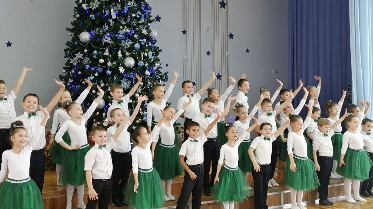В школе № 101 прошла новогодняя «Битва хоров»