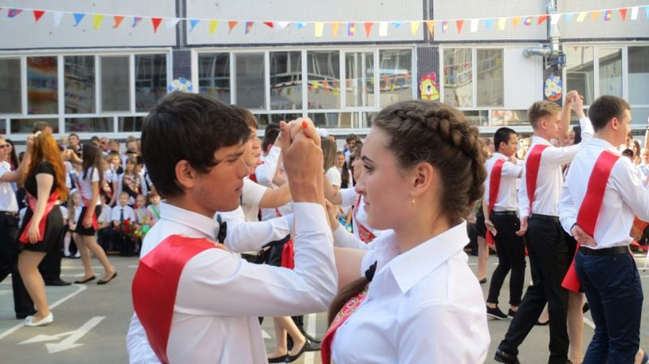 Учащиеся  школы № 51 заложили «Звездную аллею выпускников»