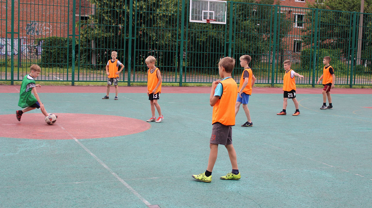 Два футбола