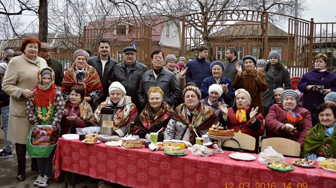 Жители поселка 9-ый километр проводили Масленицу