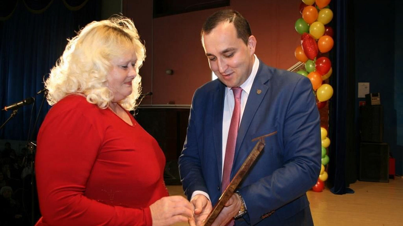 Творческие коллективы Прикубанского округа дали большой концерт в честь Дня матери