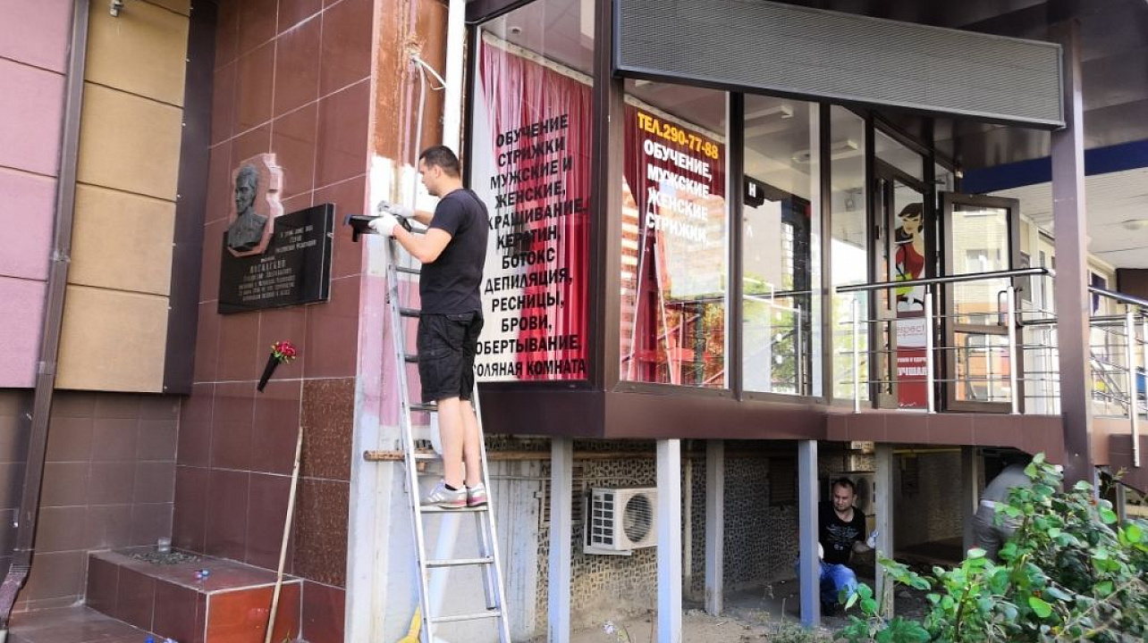 В Западном округе  приведена в порядок территория у  мемориала В.А. Посадскому