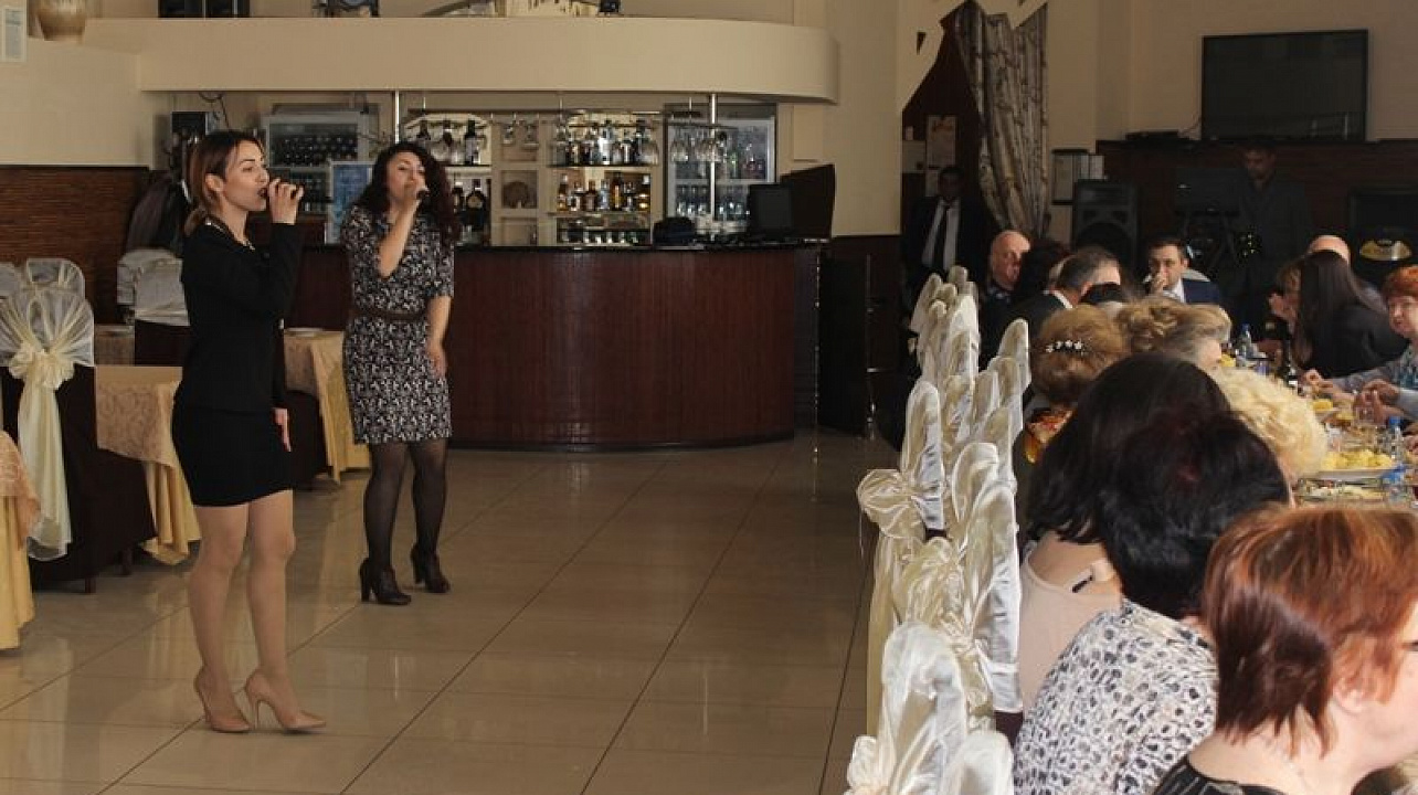 Первый заместитель главы администрации Центрального округа Сергей Громыко поздравил активистов с наступающим Международным женским днем