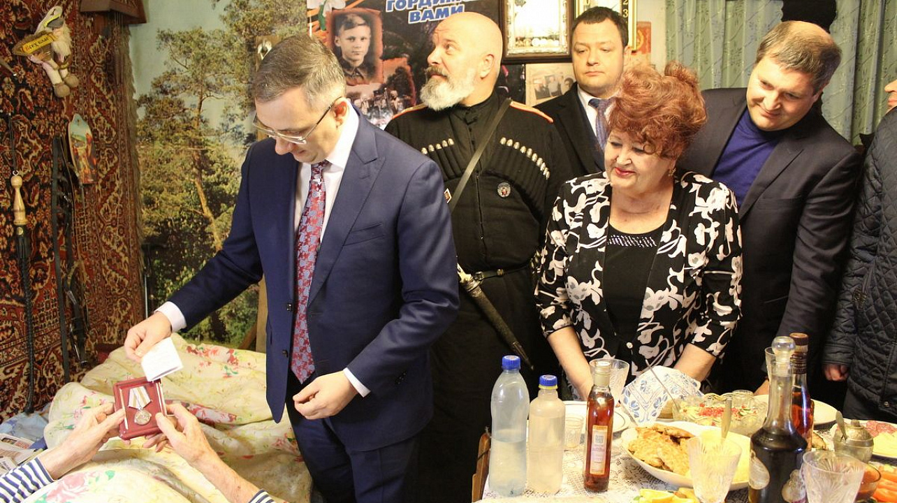 Вручили юбилейную медаль Почетному гражданину Краснодара, ветерану Великой Отечественной войны, участнику обороны Пашковской переправы Виталию Басию