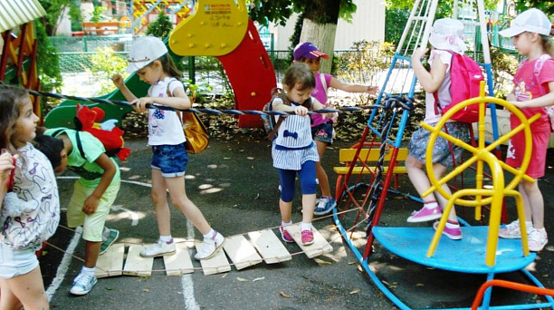 На территории детского сада Западного округа устроили туристический поход