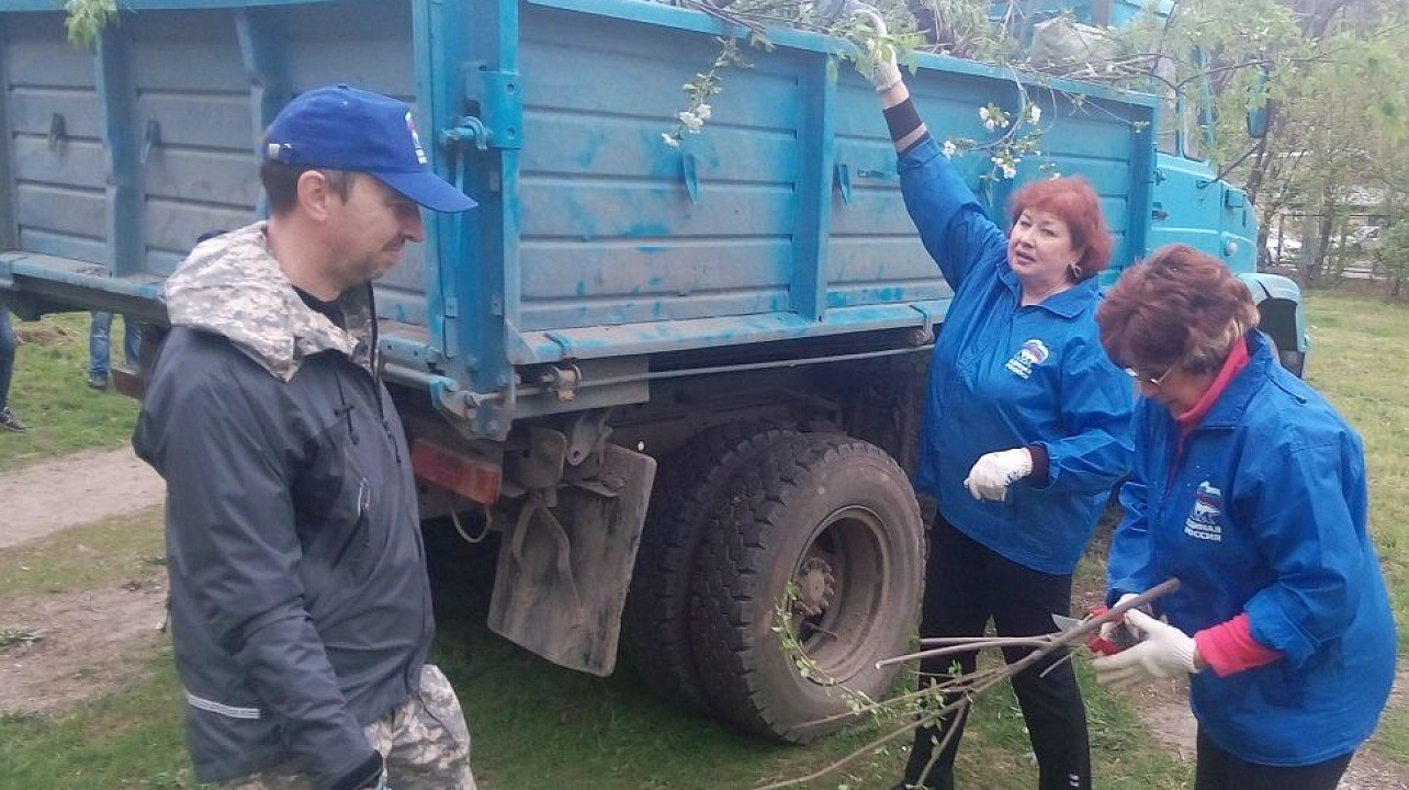 В Краснодаре офисные сотрудники управляющей компании присоединились к челленджу по уборке мусора