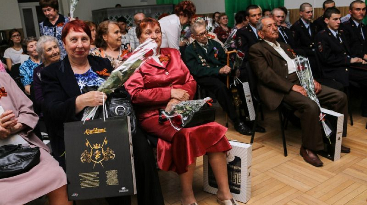 Ветеранов Карасунского округа поздравили с Днем Победы.jpg