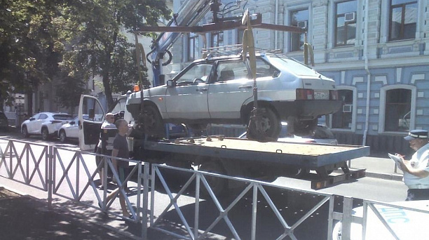 В Краснодаре с проезжей части ул. Комсомольской эвакуировали незаконно припаркованные авто