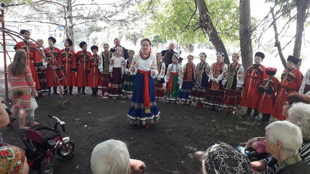 Образцовый ансамбль народной песни «Казачок» побывал с концертов в поселке Индустриальном