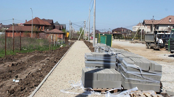 На участке ул. Яснополянской ведется подготовка дорожного основания перед укладкой асфальта