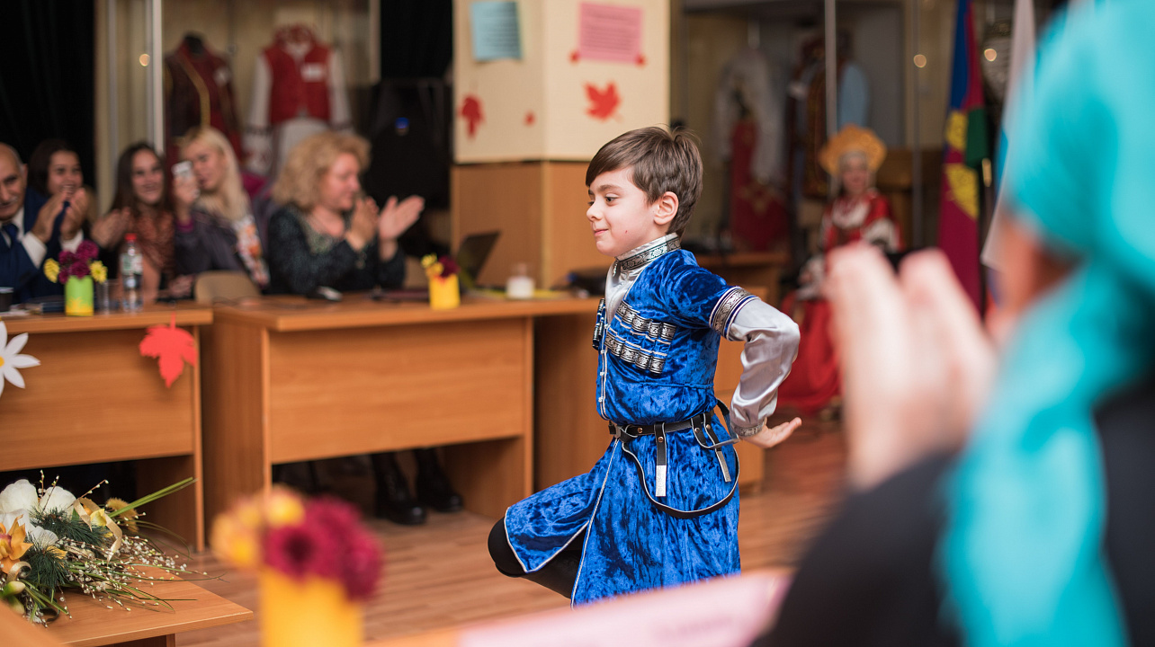 В посвящённом Дню матери праздничном вечере приняли участие многодетные семьи национально-культурных объед (6).jpg