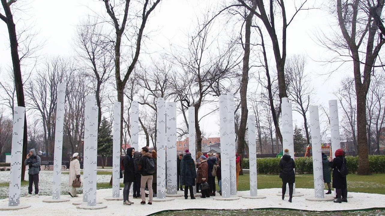 В Краснодаре появилась новая городская скульптура «Столпы»