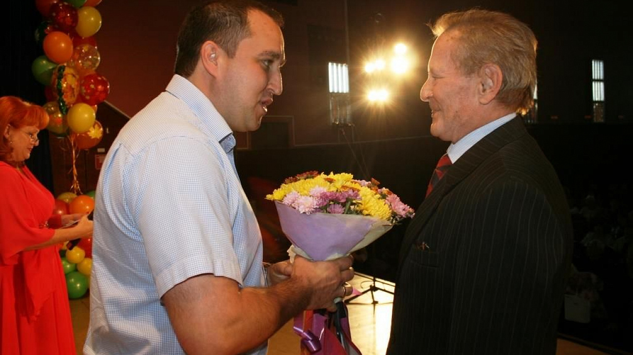 Людей старшего поколения поздравили в Прикубанском округе