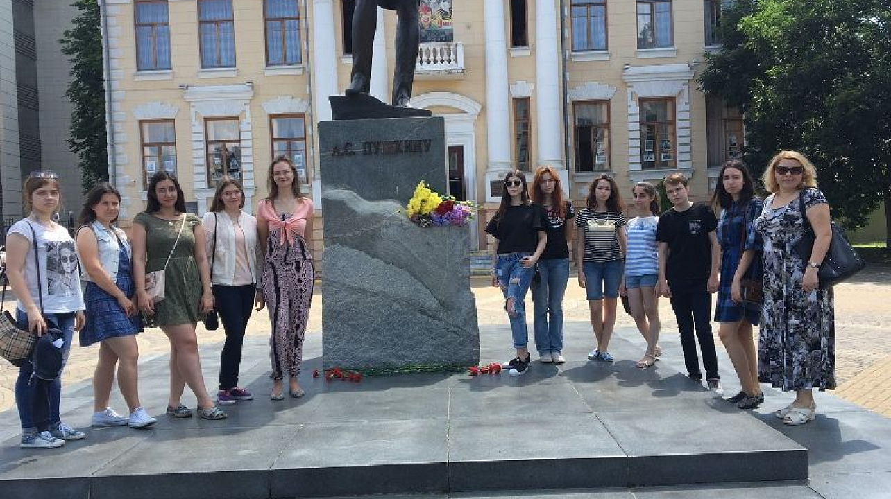 В Центральном округе прошло два мероприятия, посвященных 217-й годовщине со дня рождения великого русского поэта А.С. Пушкина.   На главной площадке Чистяковской рощи прошел литературно-музыкальный праздник. Присутствующие говорили о поэте, о его судьбе и