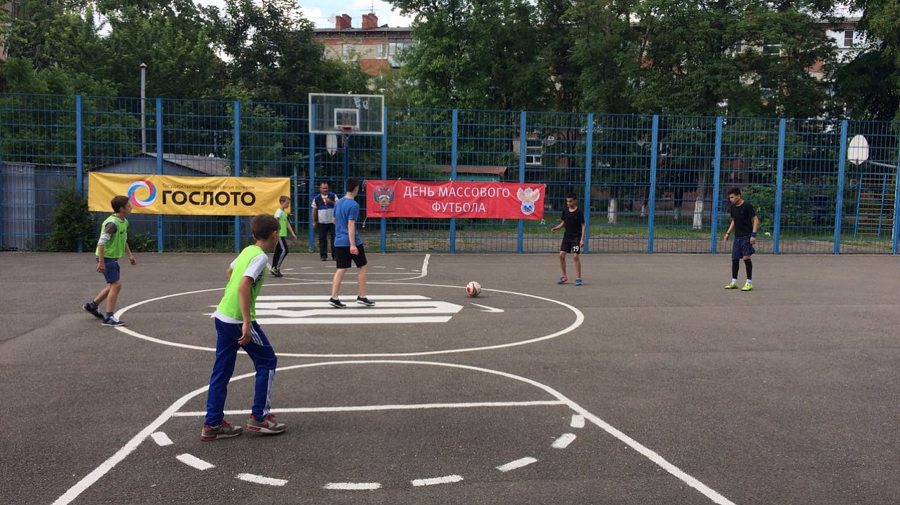 Команды краснодарской Лиги дворового футбола провели матч посвященный Дню массового футбола
