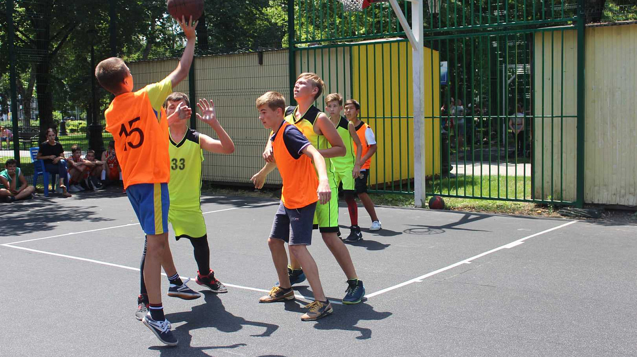 В сквере Дружбы стартовали зональные соревнования Всекубанского турнира по уличному баскетболу