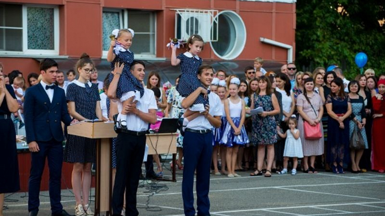 В школах Центрального округа прозвенел первый звонок