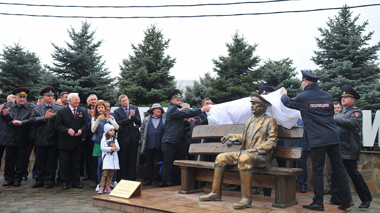 В Краснодарском университете МВД России открыли памятник известному литературному и кинематографическому герою – участковому уполномоченному милиции Анискину