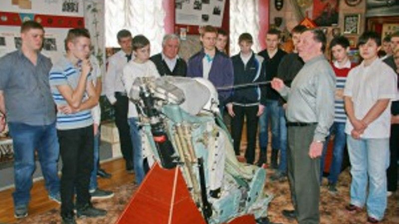 В музее Краснодарского высшего военного авиационного училища летчиков проходят экскурсии