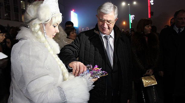 В преддверии Нового года Владимир Евланов вручил медикам ключи от новых машин