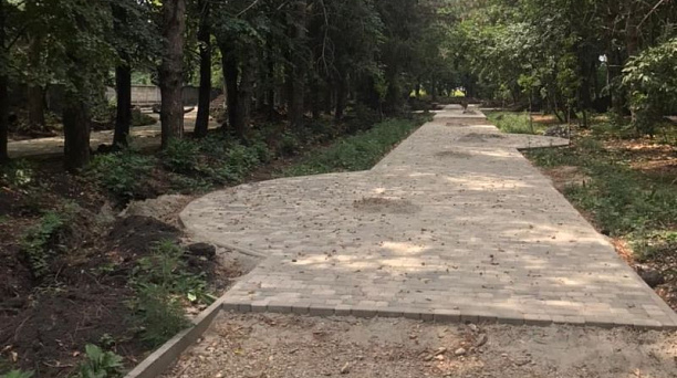 В самой большой благоустраиваемой зеленой зоне Краснодара идет установка детских площадок