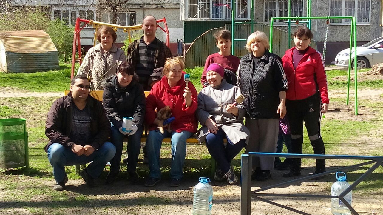 В минувшие выходные жители ул. Яна Полуяна устроили субботник