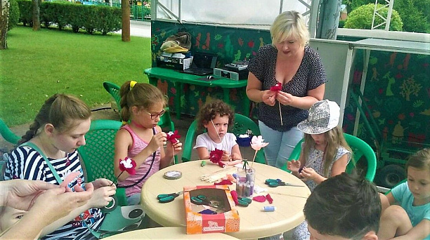 Для юных посетителей Парка Победы состоялся мастер класс по изготовлению цветов из креповой бумаги