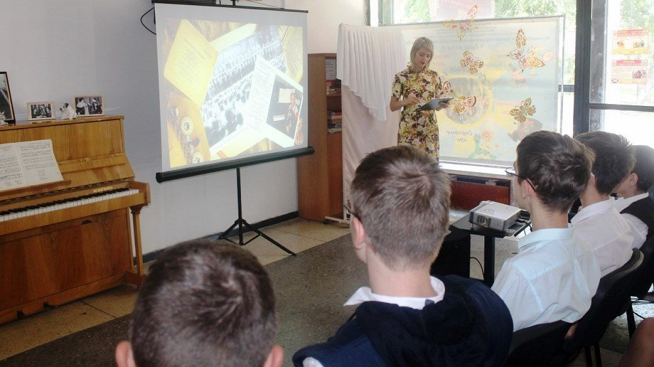 В Центре культуры и досуга Прикубанского округа состоялась литературно-музыкальная гостиная "Душа моя - песня русская"