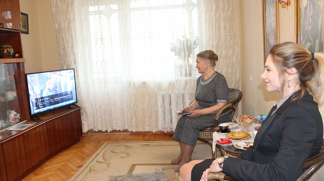 Блокаднице Людмиле Цап подарили телевизор