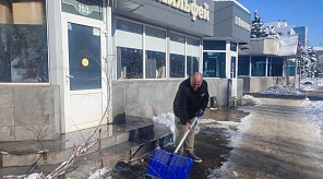 Торговые предприятия округа подключились к расчистке прилегающих территорий от снега