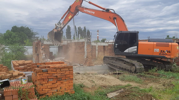 В поселке Индустриальном Краснодара сносят многоквартирный самострой