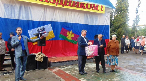 В день поселка Водники чествовали ветеранов и хозяев образцовых домовладений
