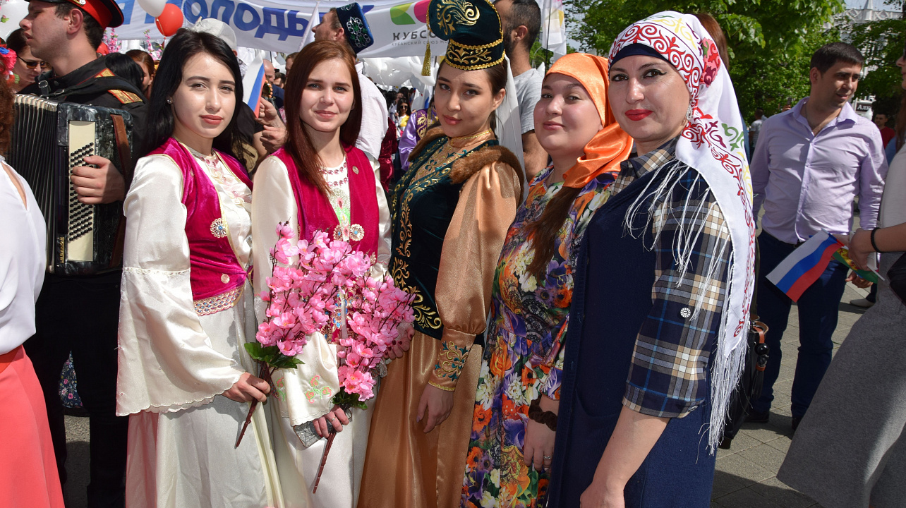 В праздничном шествии, посвящённом Дню Весны и Труда, приняли участие представители национально-куль (7).JPG