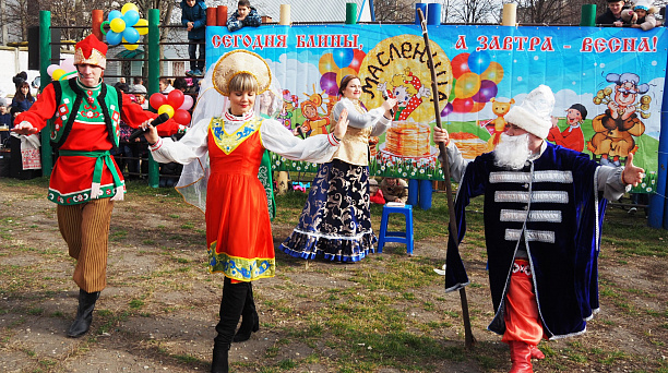 В микрорайоне улицы Тургенева прошел большой праздник «Проводы масленицы»