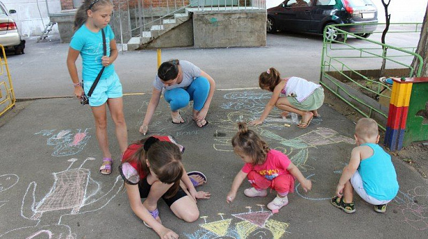 В Центральном округе прошел конкурс рисунков на асфальте