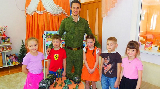 В детском саду № 68 провели встречу "Будем в армии служить!"
