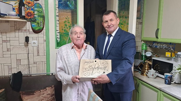 Заместитель главы администрации Центрального округа Вячеслав Семенихин вручил юбилейные медали участнику ВОВ Агафонову Вениамину Макаровичу и инвалиду ВОВ Колесникову Ивану Иосифовичу