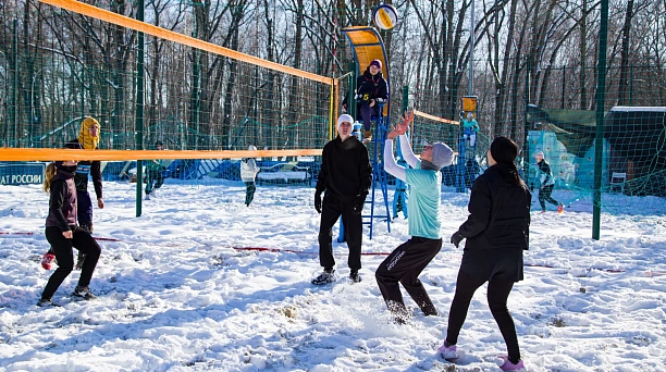 В Краснодаре впервые сыграли в волейбол на снегу