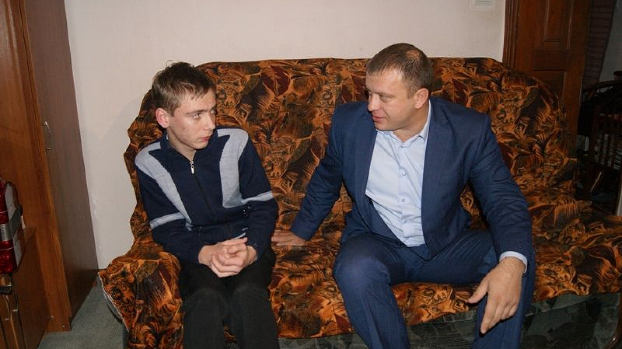 Глава Западного округа Дмитрий Логвиненко навестил  подростка – инвалида