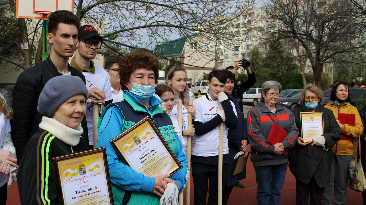 В сквере Комсомольский в честь Дня местного самоуправления высадили яблони, боярышник и кизил