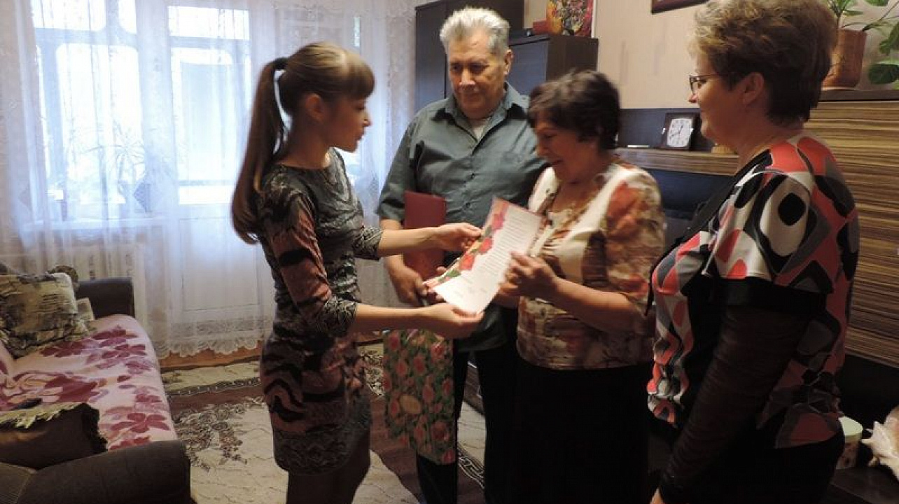 В Центральном округе супругов Бугаевых поздравили с изумрудной свадьбой