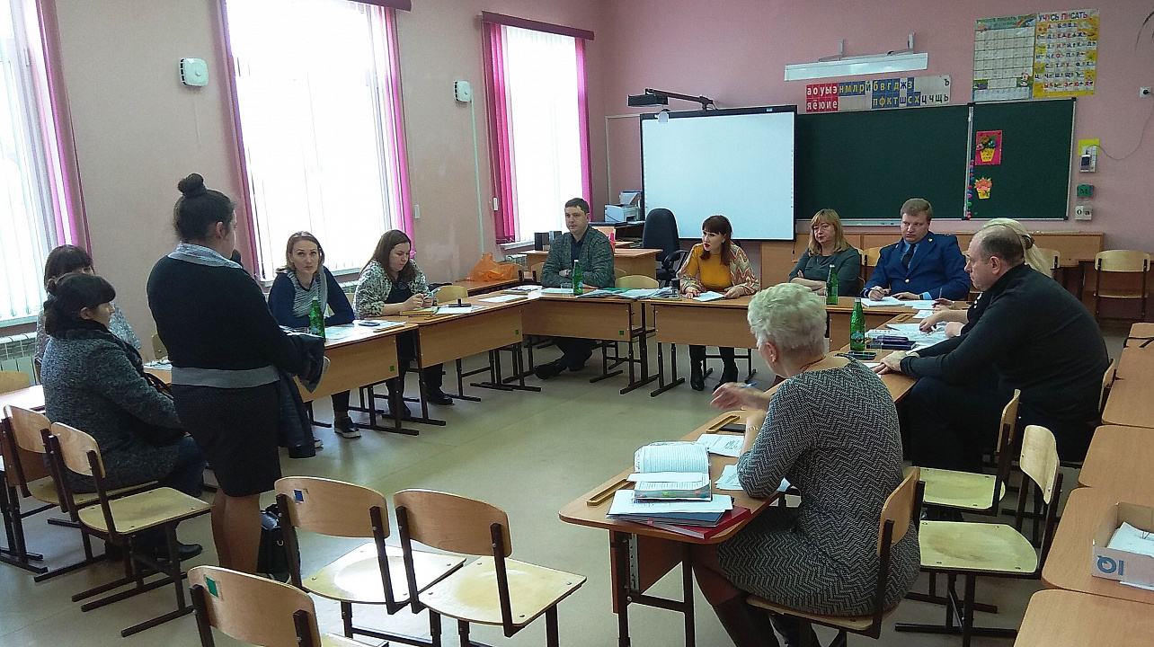 В поселке Лазурном примут воспитательные меры к шести родителям местных подростков