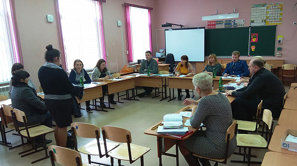 В поселке Лазурном примут воспитательные меры к шести родителям местных подростков