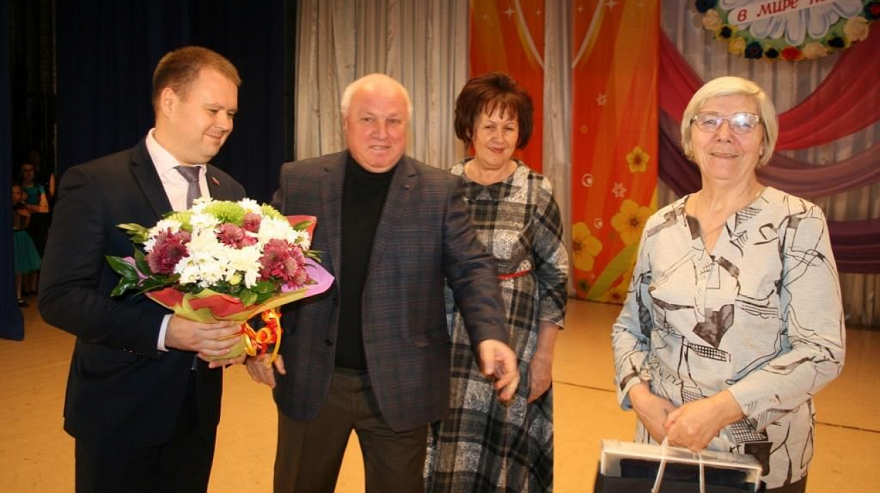 Творческие коллективы Прикубанского округа дали большой концерт в честь Дня матери