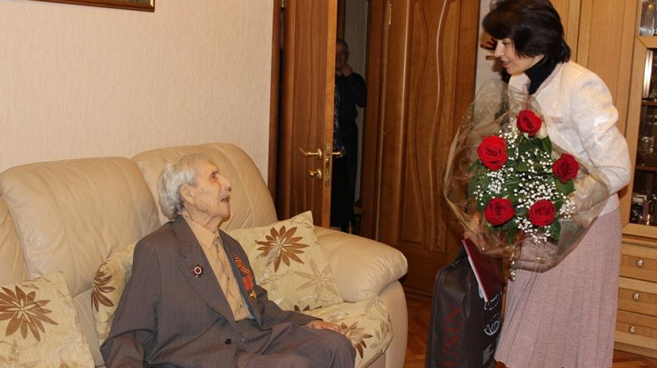 Жителю Центрального округа, ветерану ВОВ Василию Васильевичу Любимову исполнилось 100 лет