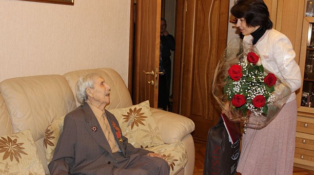 Жителю Центрального округа, ветерану ВОВ Василию Васильевичу Любимову исполнилось 100 лет