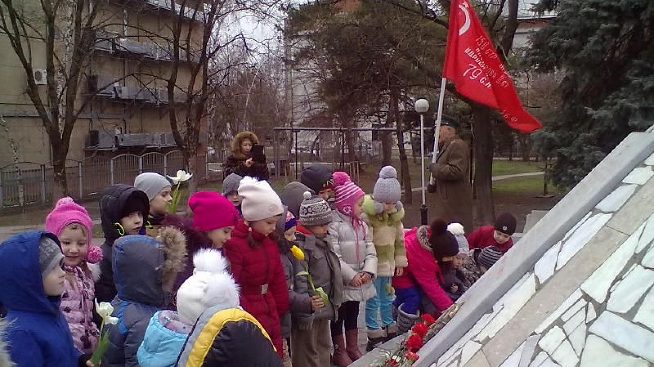 Воспитанники детского сада № 116 почтили память погибших у памятника «Зенитка»