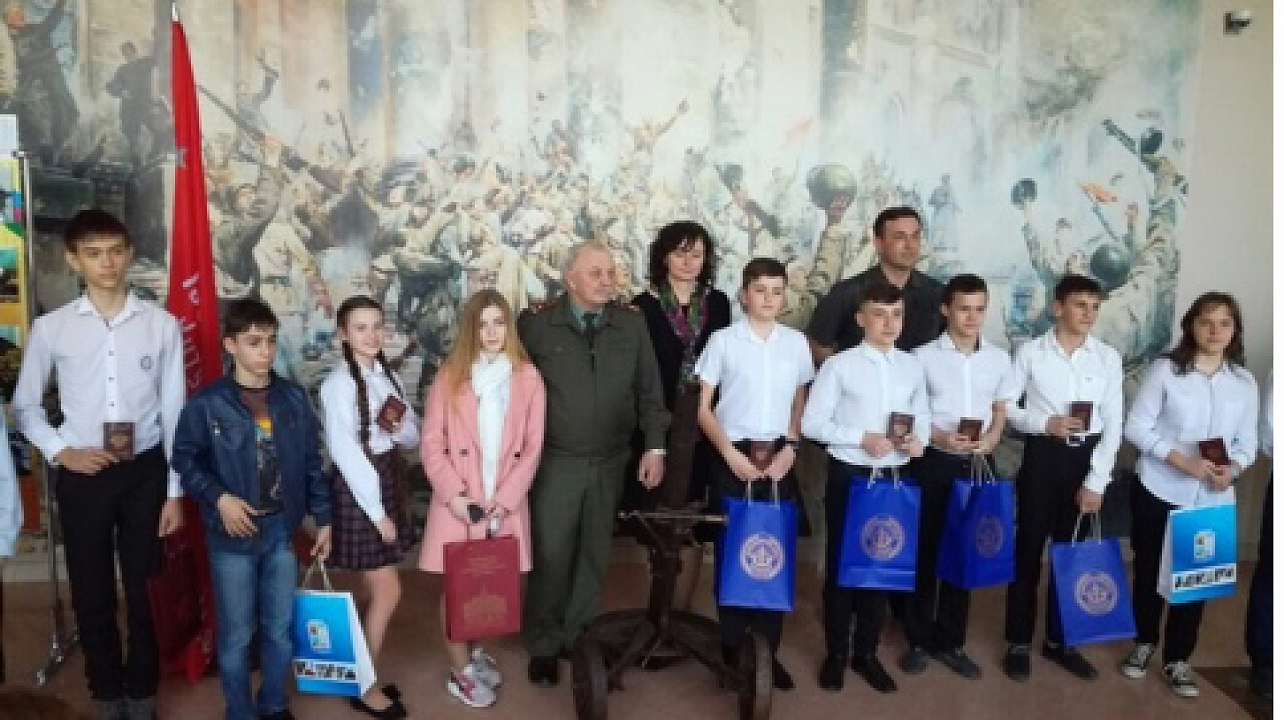 14-летним гражданам Западного округа торжественно вручили паспорта