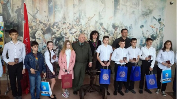 14-летним гражданам Западного округа торжественно вручили паспорта