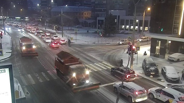 Дороги Краснодара обрабатывают от гололёда 